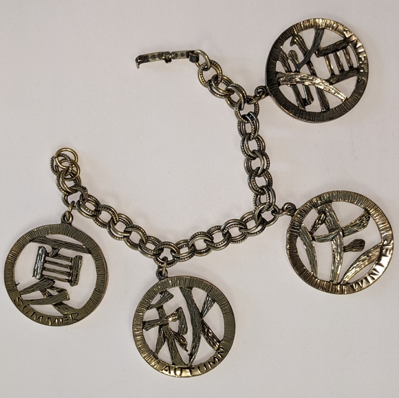 VTG SIGNED B.S.K.© GOLD TONE LARGE 4 SEASON CHARM BRACELET - Picture 8 of 11